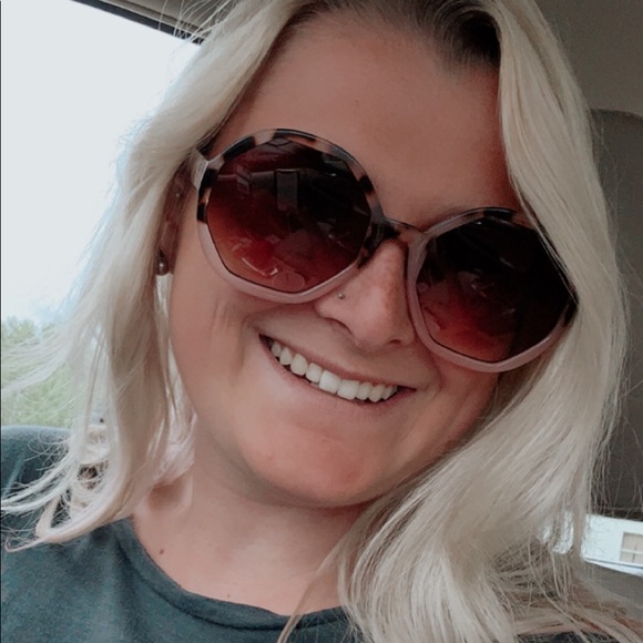 Meet your Posher, Emma - Picture 1 of 1